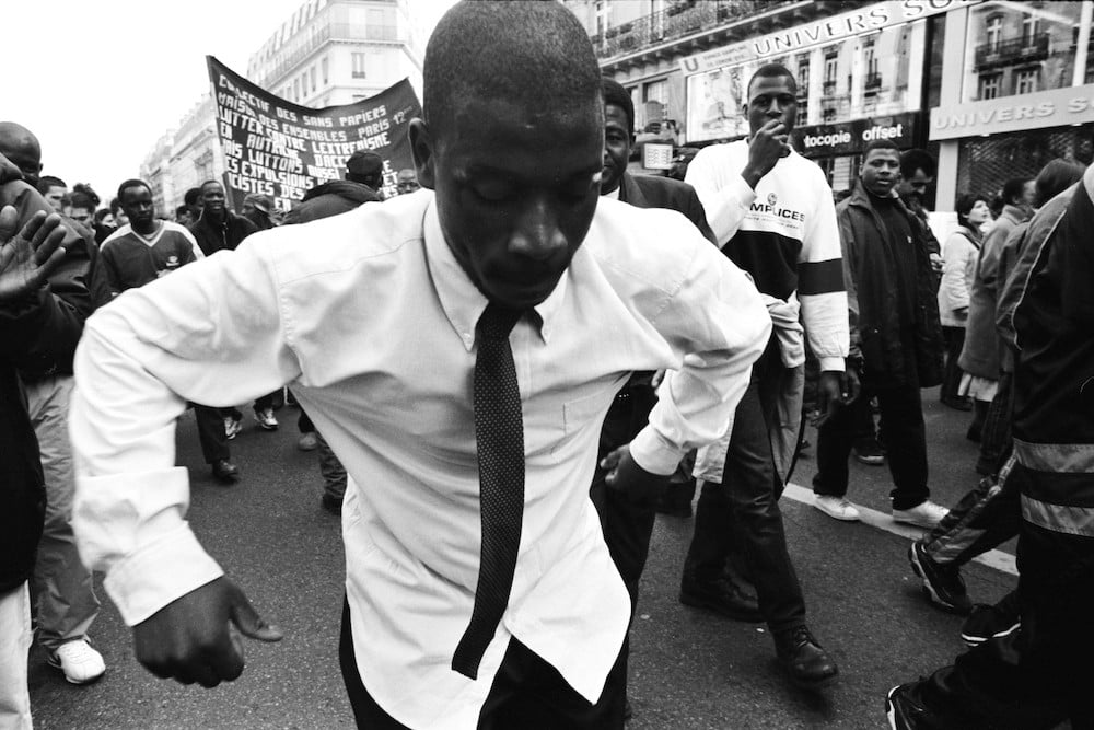 palais de la porte dorée, homme noir manifestation migrants paris photo le bonbon paris chaque vie est une histoire