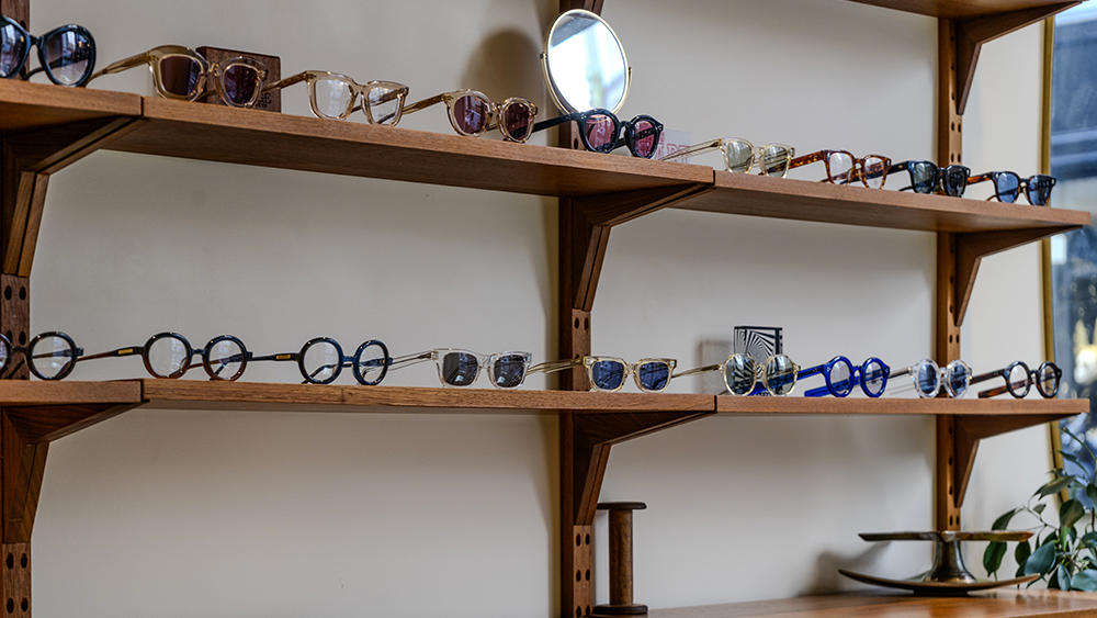étalage de lunettes dans la boutique parisienne Ochi Ochi
